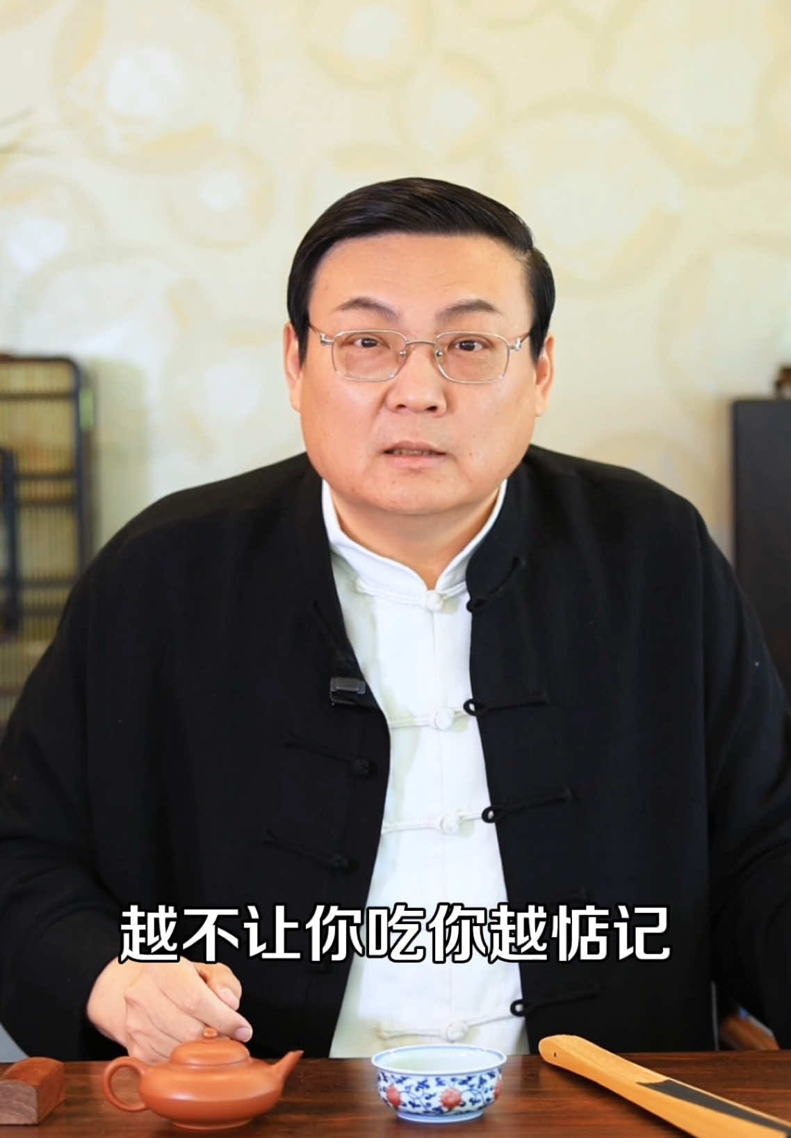 A post by @liangshow on TikTok caption: 老梁：爱上护士长的肖医生 带给我们的警示