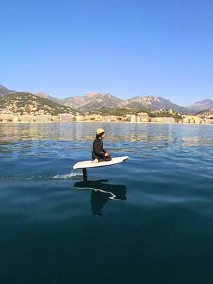 A post by @chamseddinee on TikTok caption: À donf je me la pete ☀️😎Le compte Tiktok pour ceux qui veulent des infos @eFoilFlying_cotedazur  