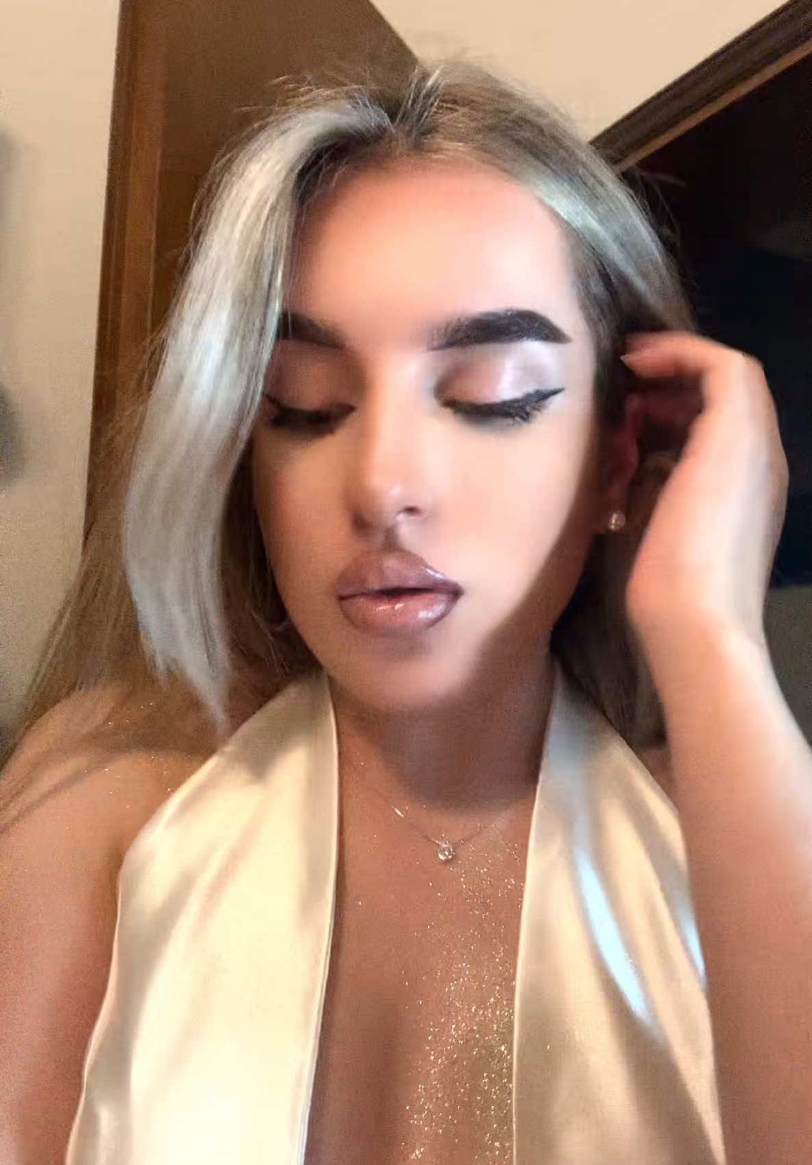 A post by @vica__08 on TikTok caption: #fyp 