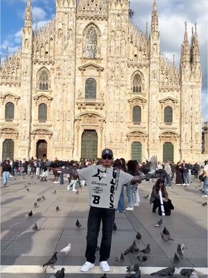 A post by @soyrickysv on TikTok caption: Y a ustedes que le gustaría ser en la vida? 😋🙈 #humor #catedral #duomo 