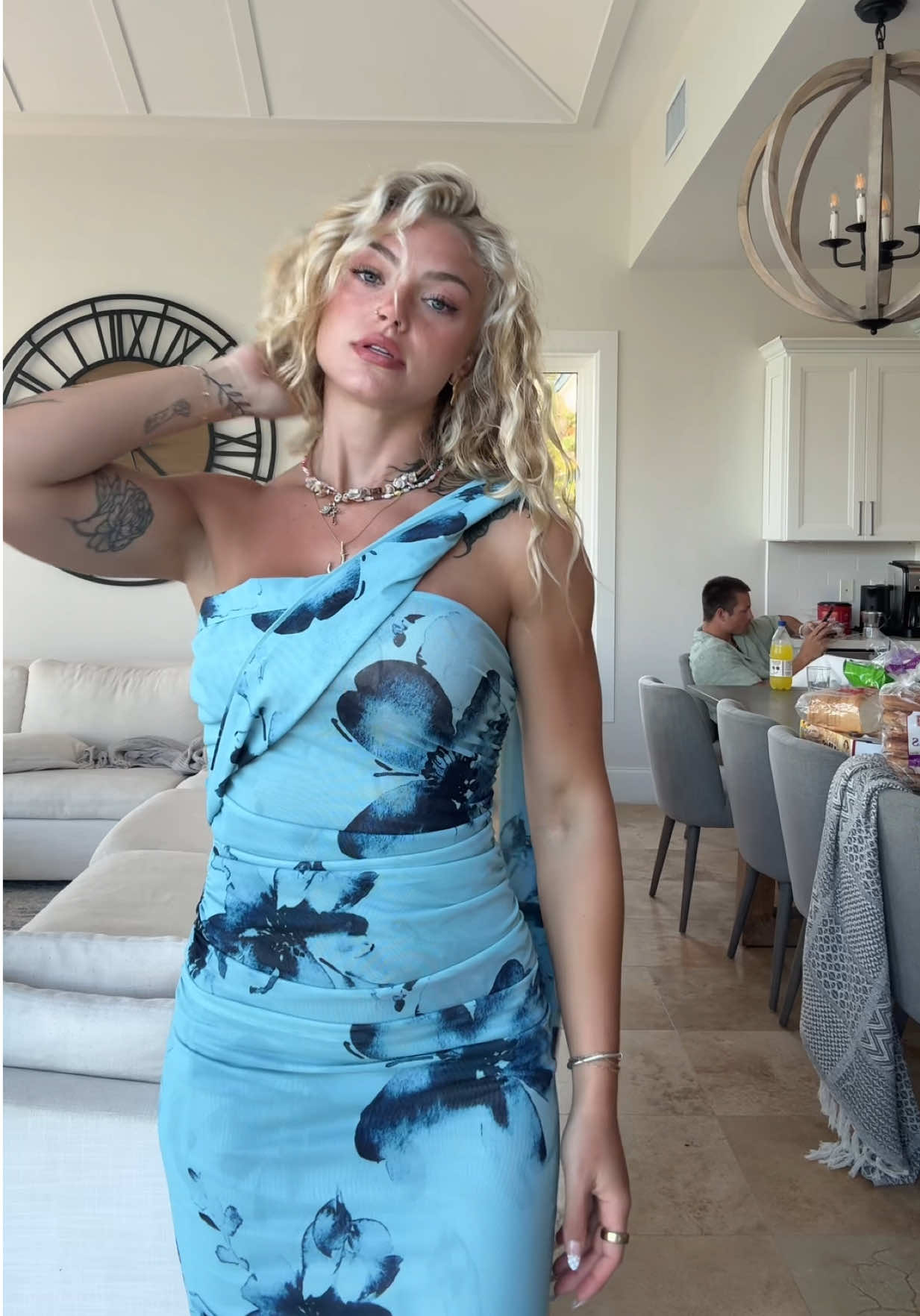 A post by @abigailwhhitee on TikTok caption: dinner time even though i already ate 💙🩵