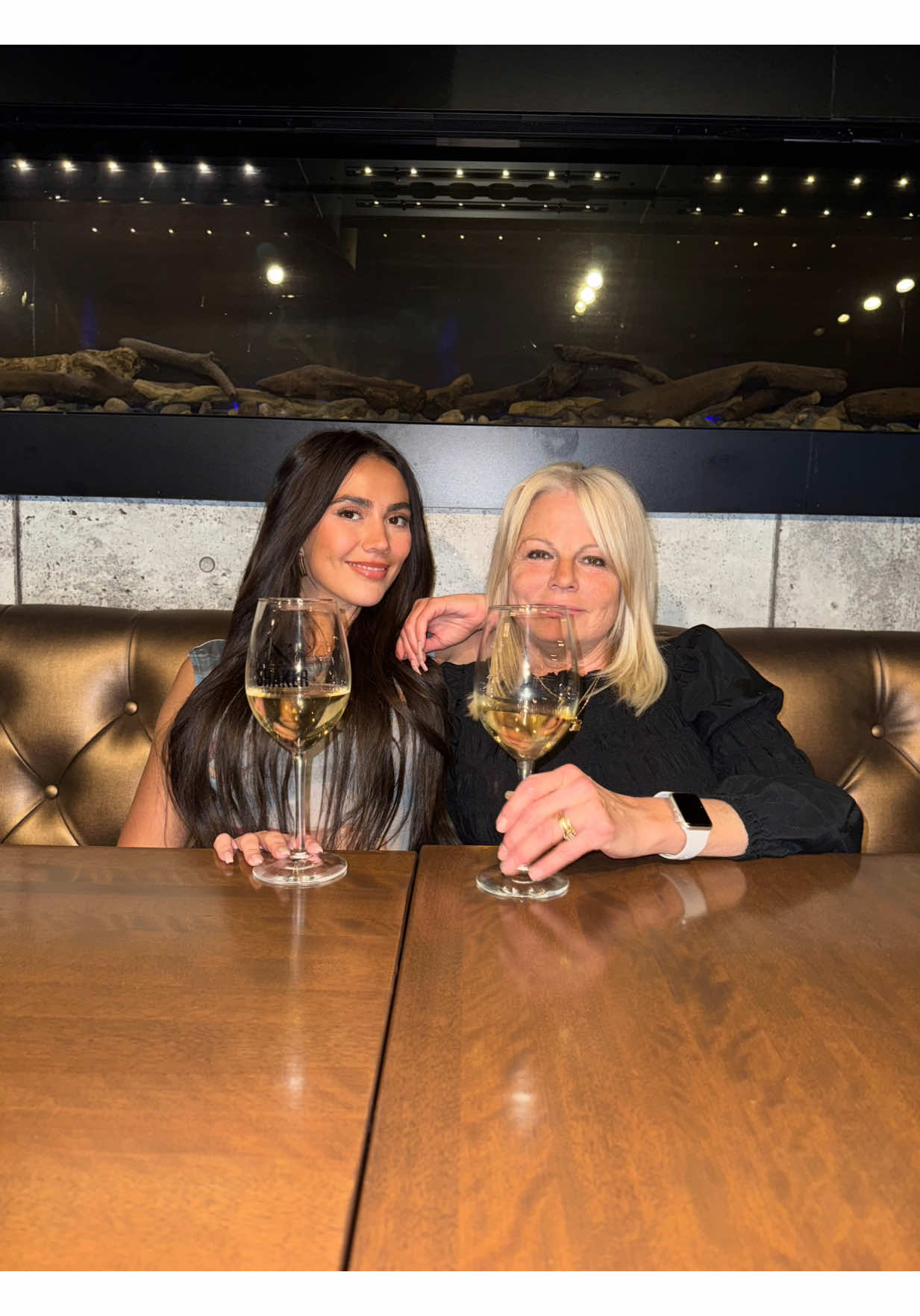 A post by @catherine.fidiadi on TikTok caption: Ce dimanche, on gâte les mamans… à grands coups de bulles et de fous rires! Au Shaker, le vin et le champagne sont au prix coûtant – parce que l’amour, ça se trinque! Viens faire POP avec nous ! 🥂🍾❤️‍🔥 #FêteDesMères #Shaker #MamanMéritée  #CheersMaman #Shakercuisineetmixologie #pub