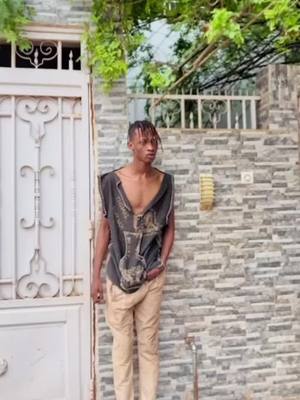 A post by @comedien_kalifa4 on TikTok caption: #@Comédie kalifa #@MANAGER BHM♻️ #@ZOU NI KALIFA 😃 #@COMÉDIEN SOUNKALO😂 