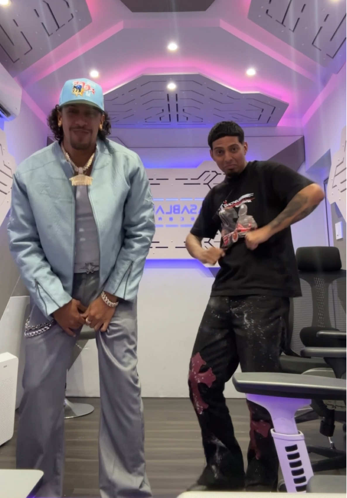 A post by @iamfredeerick on TikTok caption: mi tema favorito sale en unas horas @DIA sustancias controlada 🔥 y nosotros somos hombre controlado ustedes nos mandan 😂❤️  #fyp #musicaurbana #generourbano #