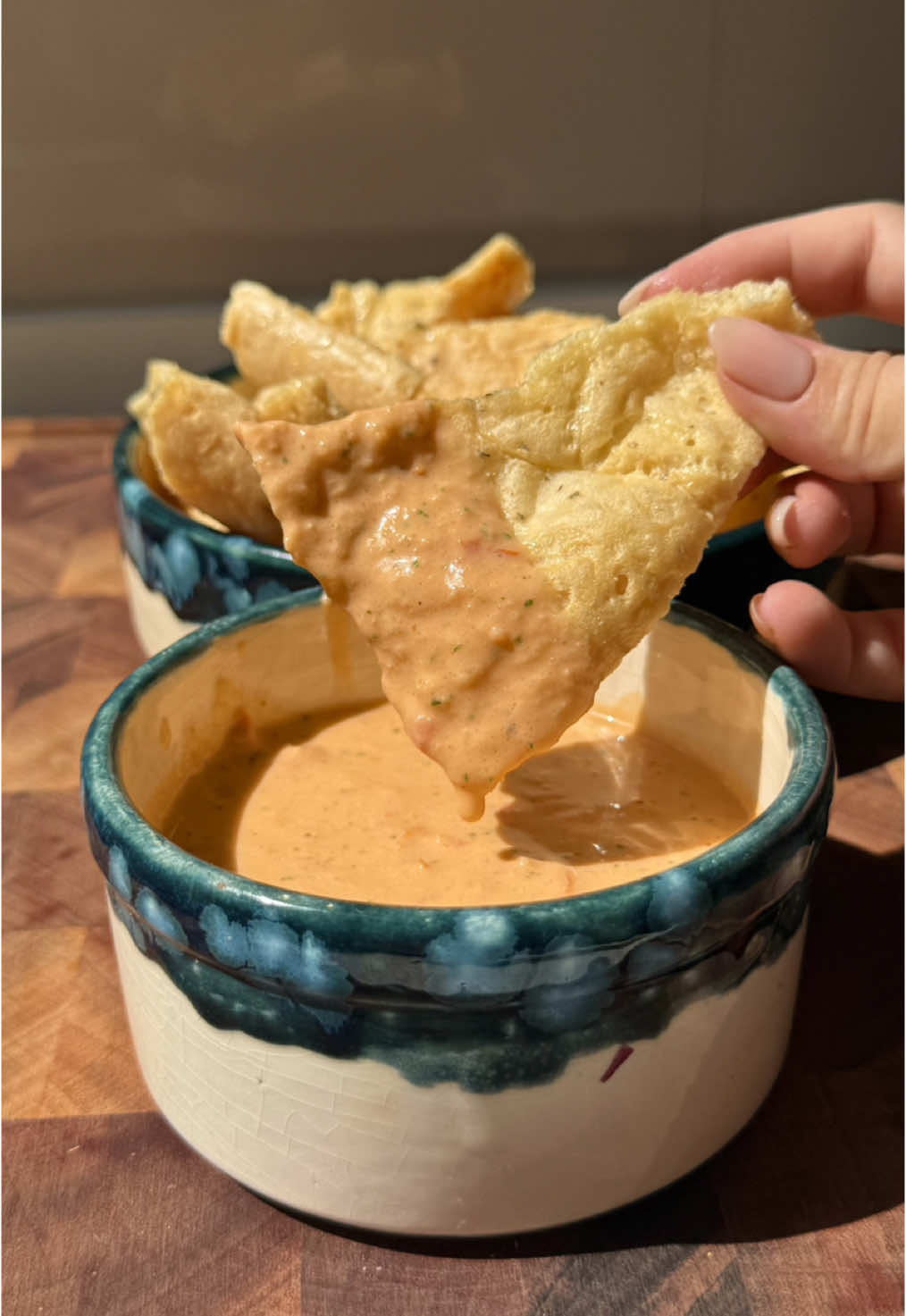 A post by @kulinaria.recetas on TikTok caption: SNACK DE QUESO EXPRESS🧀 para ese antojo de picar algo salado. Sorprendieron completamente🙌🏻: 👉🏻INGREDIENTES para una fuente grande: -1 huevo. -100ml de agua. -100g de fécula de mandioca. -2C de aceite de oliva. -buen puñado de queso rallado. -orégano. -1 tomate. -1c de pesto. -1/2c de miel. -jugo de limón. -aceite de oliva. -1C de queso crema. -picante. Quedaron BUE NISIMOS.  Los prueban y después me cuentan. Atte: Kuli✨. . . . . #recetasfaciles #recetassaludables #snack #picada 