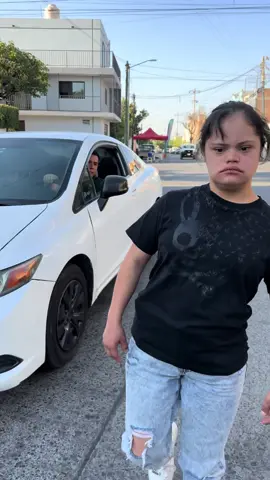 A post by @elhueleperron_ on TikTok caption: LUPE SIEMPRE SE SALE CON LA SUYA 😭 @La Buen Lupe #parati #viral #risa 