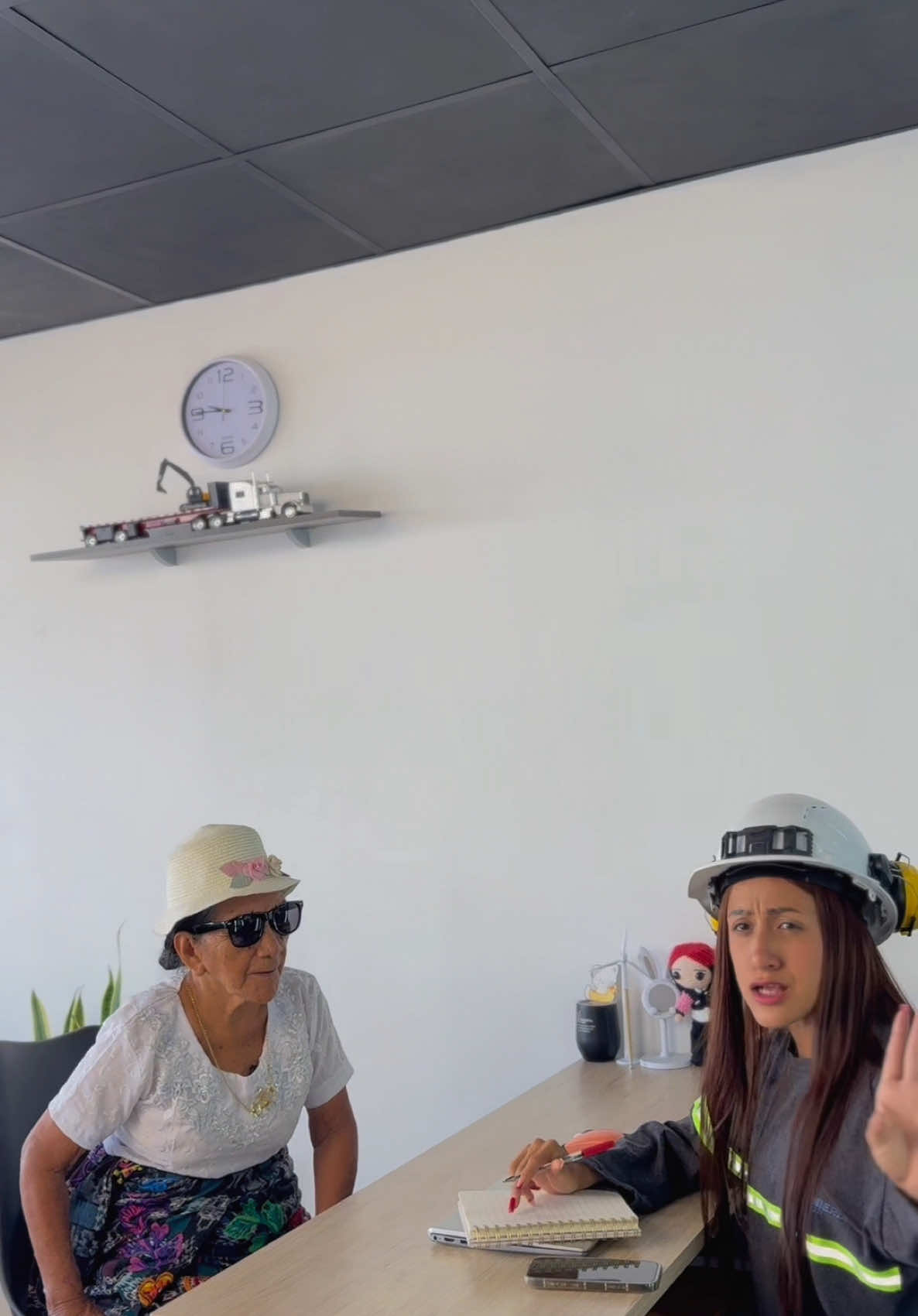 A post by @abuelalita81 on TikTok caption: Nadie sabe para quien trabaja 😎  En @inge_sur encuentras cualquier servicios para tus empresas y mantenimientos 