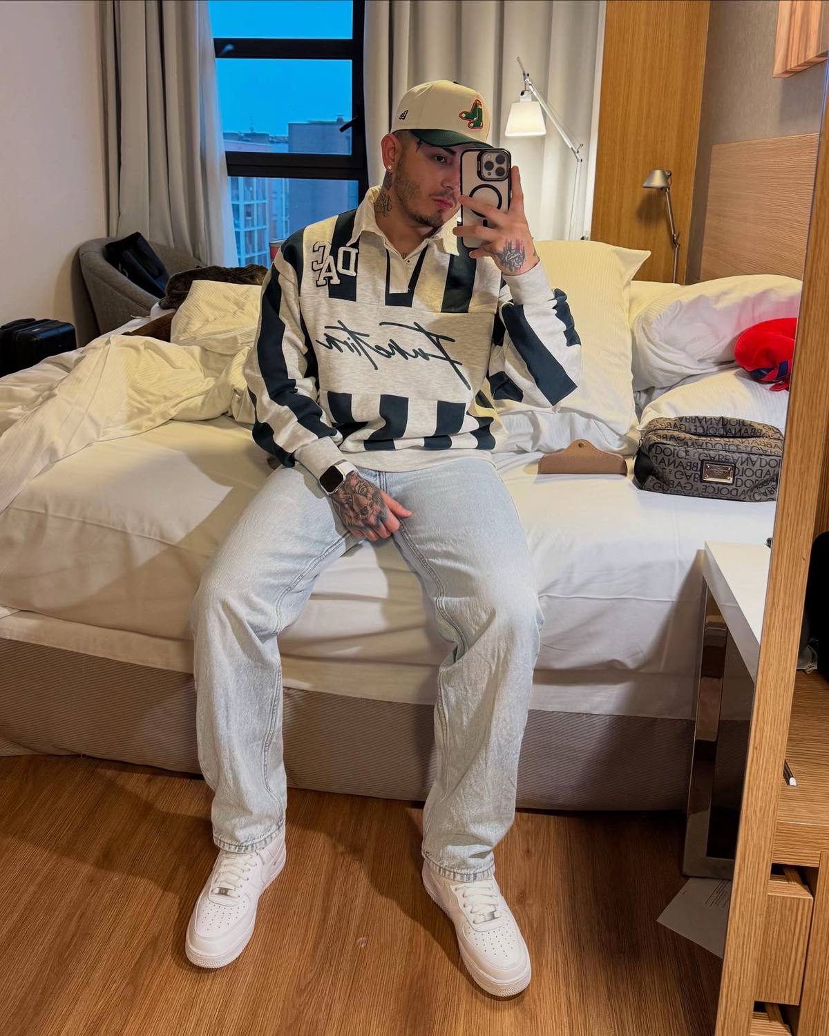 A post by @soyrickysv2 on TikTok caption: Adiós Italia, gracias por arruinar mi viaje 😂 me voy triste 🥲💔 pero el domingo hay que ponerse elegantes porque ya saben a quien vamos a ir a detonar 😈❤️💙🔜🐁🤍