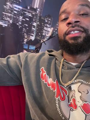 A post by @acemetaphor on TikTok caption: Stop stressing over men who barely text you back! 