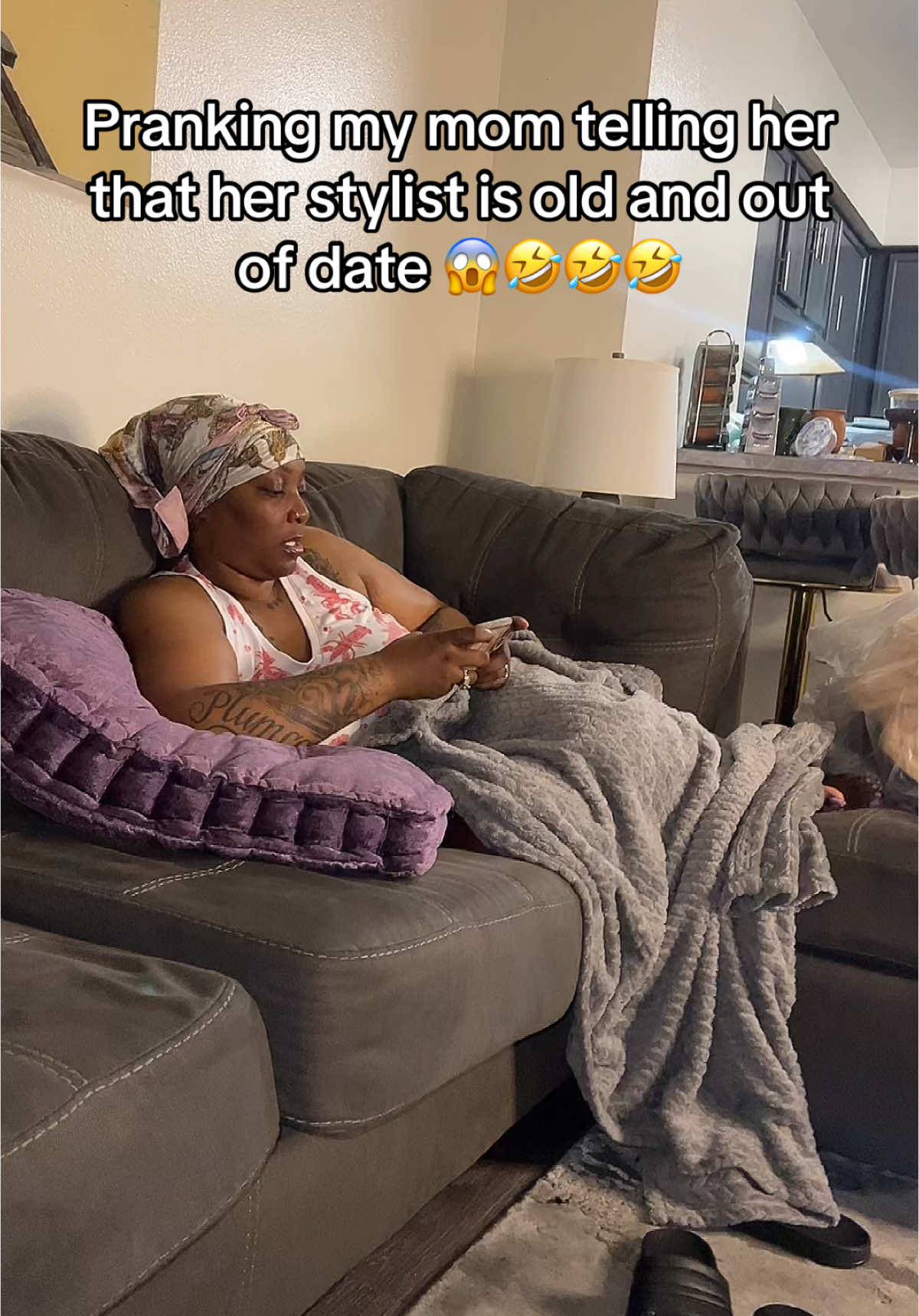 A post by @niyawiyaaa18 on TikTok caption: One thing she gone do is try and eat me up 🤣🤣🤣🤣🤣 hold on cause $40 is crazy  !!! #viralvideo #msfyatee #niya #pranks #prank 