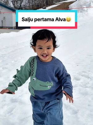A post by @ibnuwardani on TikTok caption: Salju pertama Alva😆🩵 @Lita🐣 @Alvarazka Antarsukha Wardani 