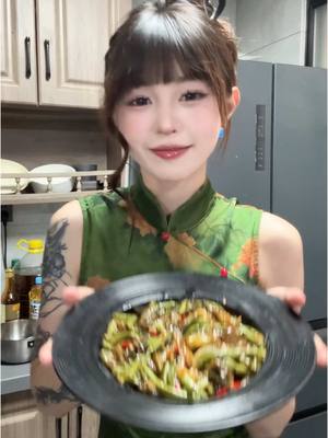 A post by @dou57dou on TikTok caption: 这道非常下饭，快动手做做看！ #李兜兜 #川渝女生 #廚娘 #甜妹 #cooking #food #delicious #tiktok #fyp #foryou #foryoupagе #for #or #doudou #douuod57 #doudn #dou57dou #snowwhite 