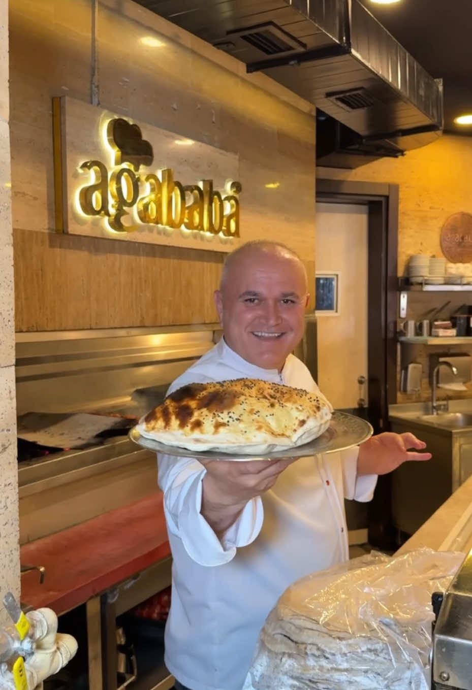 A post by @himmetpolatt on TikTok caption: Kuzu tandır kıvamında pişmiş mi.? . . . . . . . . . #kuzu #kuzutandır #tandır #et #etliyemek #yemek #food #foods #ağababadöner #himmetpolatt #fırın #eniyidönerci #yemektarifleri #eniyiyemekler #türkiye #istanbul #ümraniy @Agababadoner 