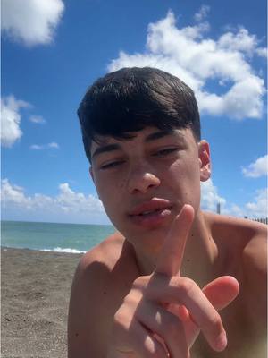 A post by @borsi___ on TikTok caption: 1 anno fa ti aspettavo al mare da me per il primo bacio, replichiamo oggi? Ti aspetto 💕 @Viola Silvi 