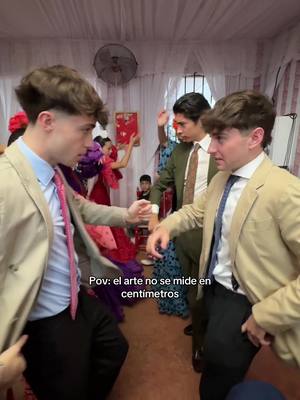 A post by @juanpere_ on TikTok caption: A falta de altura le sobra arte a mi amigo @Manu Regato 