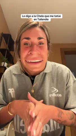 A post by @aleagullosm on TikTok caption: Jajaja le digo a la Chelo que me tatúe en Tailandia Ajajajjajajajaja #HUMOR #mama #aleagullosm #caracuadrada 