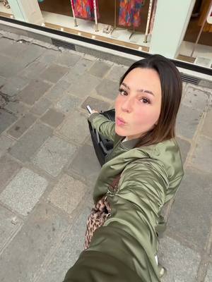 A post by @axetchrd on TikTok caption: Publicité 🎀 un peu un sauveteur cet abribus @Garnier #garnierfr #garnierskincare 