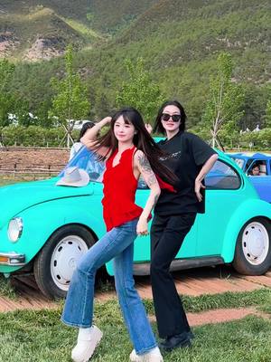 A post by @dou57dou on TikTok caption: 云南好美！ #李兜兜 #川渝女生 #廚娘 #甜妹 #dance #dou57dou #doudn #douuod57 #doudou #fyp #foryou #for #foryoupagе #or #snowwhite #tiktok