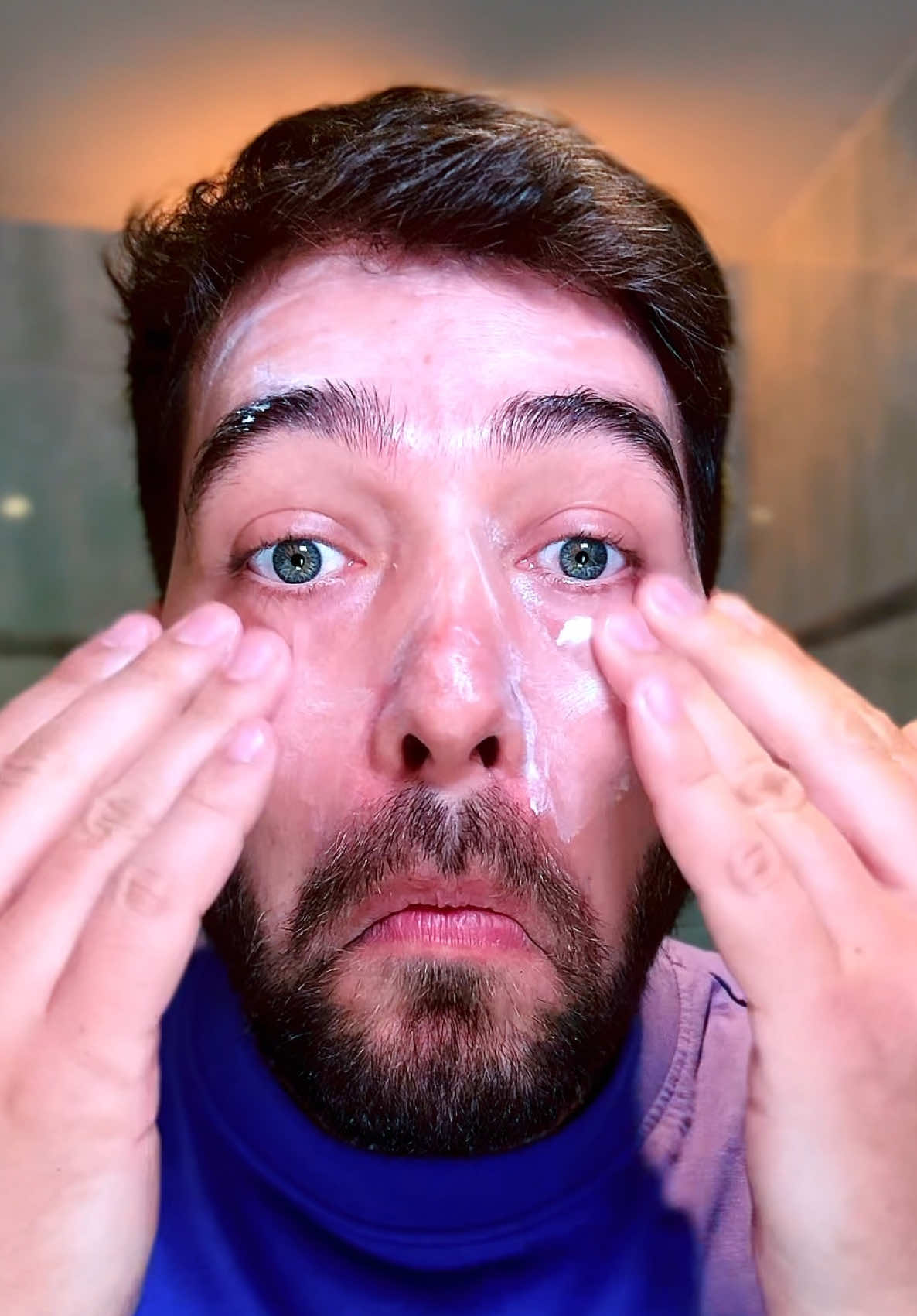 A post by @bacesandeff_ on TikTok caption: Кожата ми заслужава защита – навън и у дома. Новият Eucerin® Hydro Protect SPF50+ е моят ежедневен щит срещу UV и синя светлина от екрани и слънце. Лека текстура, без лепнене, без компромиси – попива за секунди и хидратира в дълбочина. #грижазакожата #слънцезащита #SPF #hydroprotect #sunscreen #SkinCare @eucerin_bg  #реклама #partnership #ad 