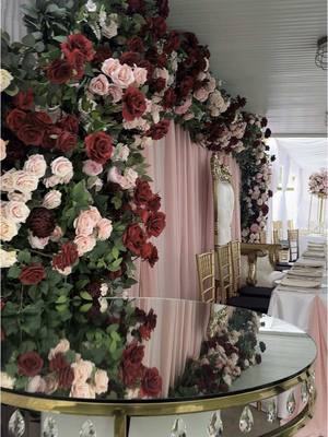 A post by @lopezseventsrentalsllc on TikTok caption: Usamos el patio trasero del cliente para realizar este hermoso evento, miren qué tal quedó. #quinceańeraeventos #mis15 #tradition #chalinosanchez 