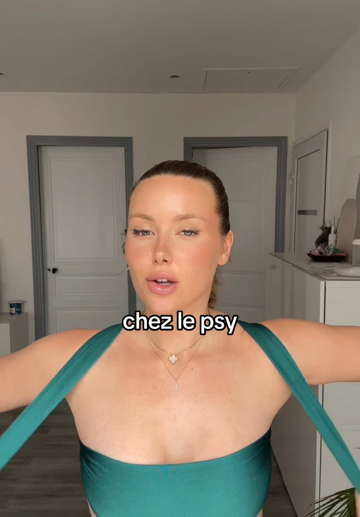 A post by @lindadrte on TikTok caption: @ET Créations LINDADU10 jusqu’au 11 mai!!! #psy #humour #amour #jechercheencore 