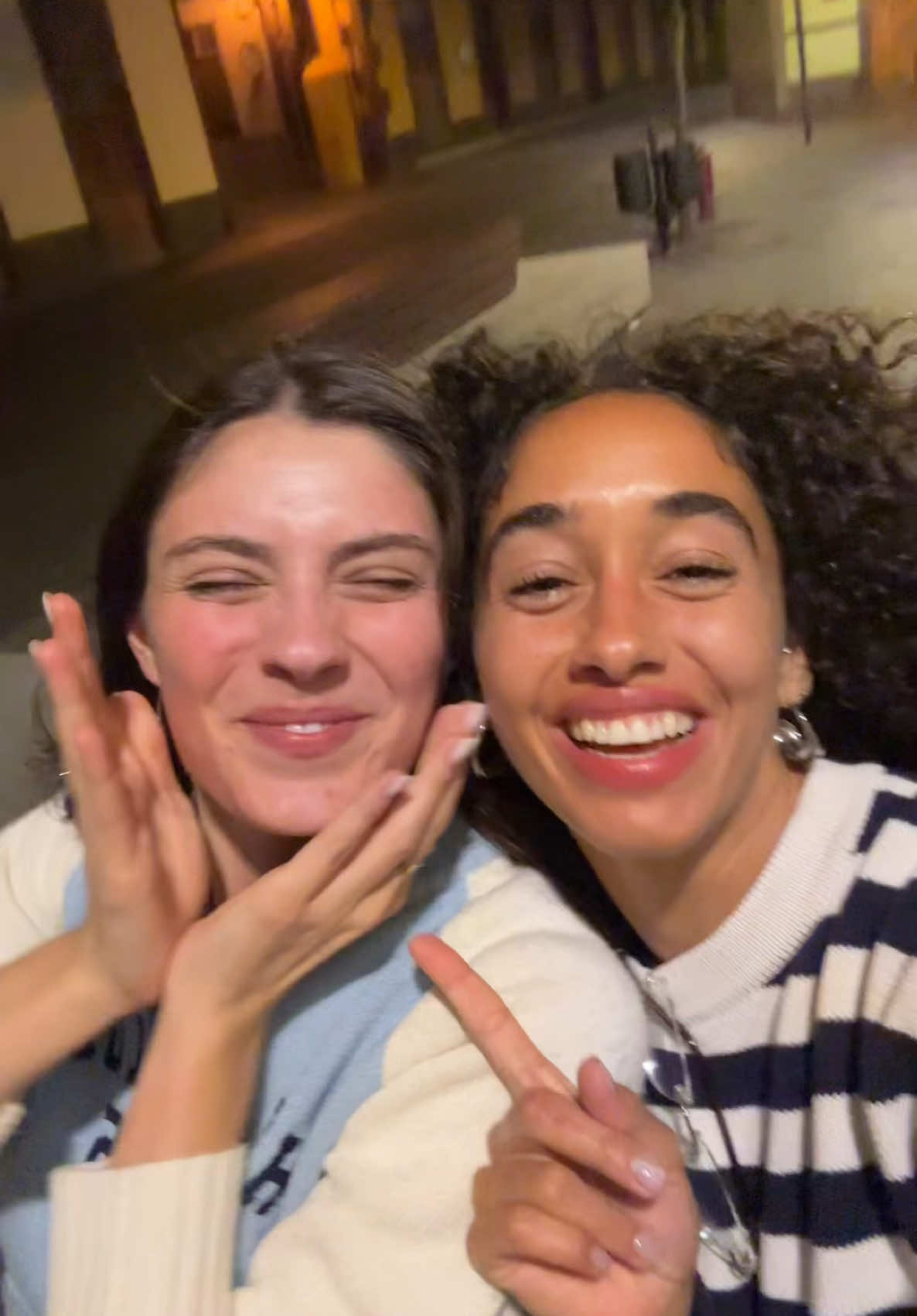 A post by @evaruiz on TikTok caption: Tus malas de confianza 🙈🌹🖤 @Adriana Ubani 