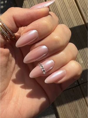 A post by @lilyslilah on TikTok caption: en plus le orange ça va pas du tout avec toutes les tenues 🥲 #nailart #nails #manucure #chromenails #glazeddonutnails #haileybiebernails 