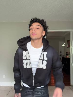 A post by @curvejso on TikTok caption: 😉