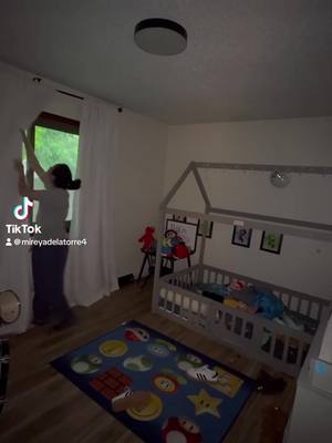 A post by @mireyadelatorre12 on TikTok caption: Emiliano duerme solo en su cuarto pero súper tarde empecé a crear una rutina de día para q ya no pase eso 🛌👶 #SueñoInfantil #RutinaBebé #ConsejosParaPadres