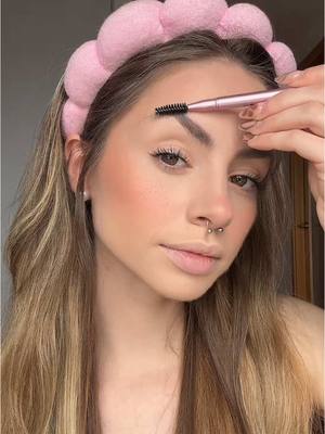A post by @siiara_ on TikTok caption: GRWM narrado por mi novio🤣 #PubIi | probando los accesorios de @realtechniques . Fuera de la mala explicación de mi novio, me han ENCANTADO. Usé el Double Time Retractable Brush Set, la Bubble Blending Brush, el Miracle 2-in-1 Powder Puff y el Miracle Blend + Cleanse set, el maquillaje queda super pro💖 #RealTechniques #BeYouByRT @Perfumerías Primor 