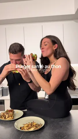 A post by @solenelucass on TikTok caption: Burger santé au thon 🍔  Une alternative moins calorique que ton burger habituel (toutes les sauces low calories sont de chez @Shop Santé , code : "SOLENE10" pour sauver $$) ❤️ - La ketch (fitcook foodz) 10 cal  - La Big (fitcook foodz) 10 cal - La Mayo épicée (fitcook foodz) 10 cal  - Sriracha aux cornichons (Silly Billy) 5 cal Ingrédients pour les boulettes de thon (4) :  - 2 Carottes Râpées  - 1 Oignon jaune  - Épinards  - Oignons verts  - 2 Cannes de thon dans l’eau (vider l’eau) - 1 Canne de thon dans l’huile d’olive (garder la moitié de l’huile) - 3 œufs  - Sel & poivre  Mettre dans le Air frier à 420 pendant 10 minutes (5 minutes par côtés) Bon appétit 🍽️ Outfit : " Scuplt Flared All in one @AYBL 🤩 "SOLENE10 #food #healthy #qc 