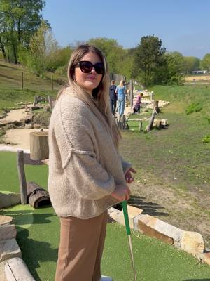 A post by @inaontour on TikTok caption: Minigolf mit einem Arm nur zu spielen, wäre doch Mal eine gute Herausforderung, oder? Für mich ist es seit längerer Zeit nun zum Alltag geworden. Ich stell mich inzwischen ganz gut dabei an. Trotzdemwürde es mich sehr interessieren, wie Andere sich schlagen würden. Was denkt ihr, wäre ein Minigolf-Turnier die nächste Idee für Do It Like Ina?  Nur noch bis Sonntag & dann könnt ihr auf YouTube endlich das erste Video in voller Länge schauen. #doitlikeina 