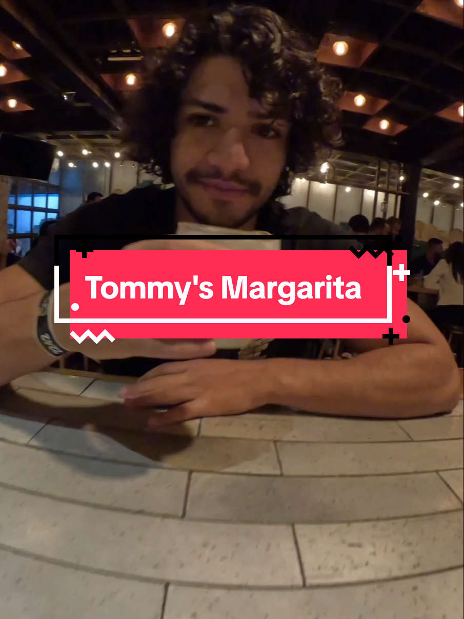 A post by @randbartender on TikTok caption: O @Gabriel Santana  colou no bar pedindo um drink com tequila, querendo algo refrescante e com alma latina 🌵🔥. Preparei pra ele um Tommy’s Margarita, clássico moderno que leva tequila, suco de limão e xarope de agave — simples, direto e cheio de sabor. Esse drink nasceu em São Francisco nos anos 90 e conquistou o mundo com seu jeito mais puro e natural de fazer margarita, sem licor de laranja. Resultado? Ele adorou! 🍸✨ #bartender #drink #MaestriDelPov #cocktail #bartenderlife