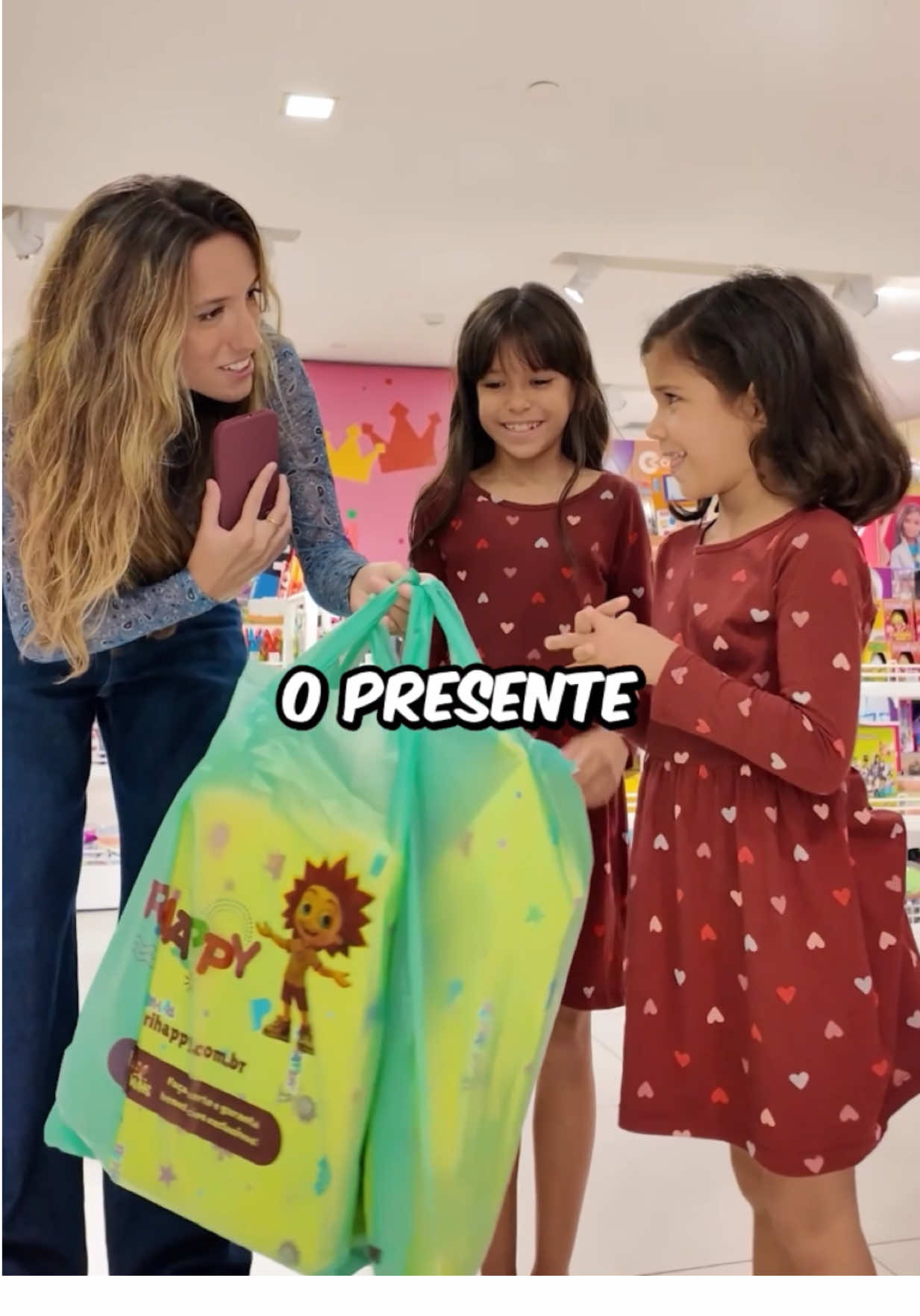 A post by @gabrielanerym on TikTok caption: O que você compraria com sua inicial?🥰 Agora que fui perceber que ela comprou o stitch e não começa com L😳 Hahaha qual cidade eu devo ir?
