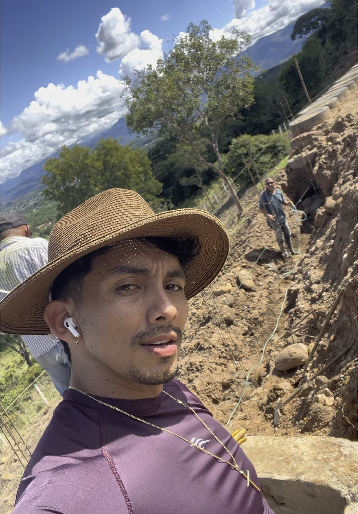 A post by @jordanrrosas on TikTok caption: Montando mi negocio de la mano de Dios y agarrado de su mano #mirador parte 3