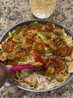A post by @yo_thats_erica on TikTok caption: Easy dinner ! Cajun Shrimp & Chicken Pasta 😋 #thatmanandthemkids #30minutemeals #easymeals #@Marty’s Kitchen 