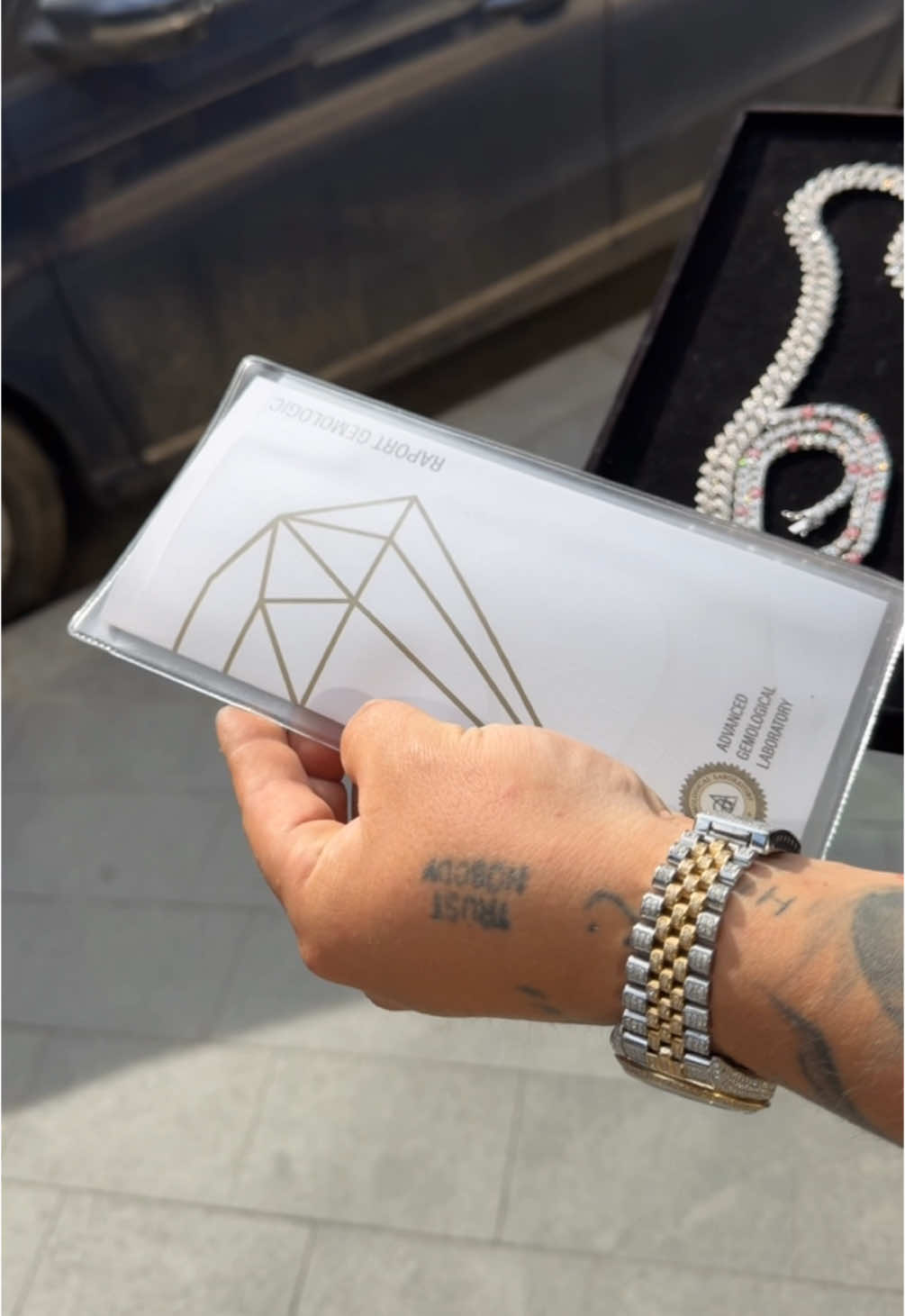 A post by @yamatozaharia on TikTok caption: E gata monstrul 🥶 Cati bani crezi ca erau pe tavita ?🤔💸 @Atelierul De Bijuterii  #yamato #🥶 #chain #diamond #shine 