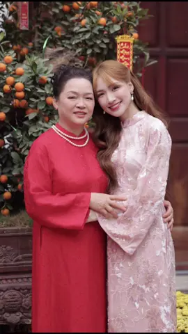 A post by @hoaminzy_hoadambut on TikTok caption: “ Con muốn thấy mẹ cười, con không muốn thấy mẹ buồn “ Eo bài hát dễ thươngg toá, ai ơi mai đi tìm mẹ, ôm lấy mẹ 1 cái điii ạ ♥️  #nepnha #hoaminzy #ngaycuame #CapCut 