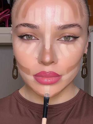 A post by @annamakeup_artist_insta on TikTok caption: 😊 #contour #makeuphacks #hacklife #beautytips 