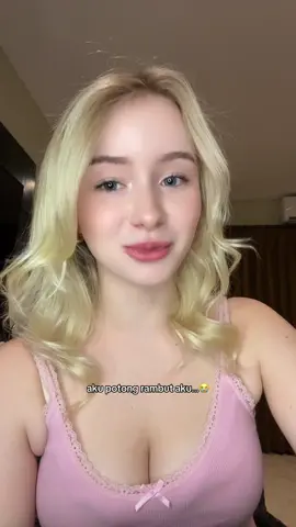 A post by @bule_barbie on TikTok caption: Kalian lebih suka rambut panjang atau pendek gini?🤣 