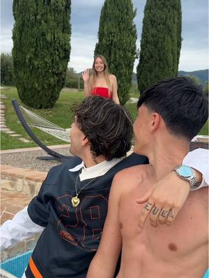 A post by @borsi___ on TikTok caption: ti rispondo così: sono geloso solo di un cantante, gli altri posso essere miei amici dai… 😇💕 @Viola Silvi @Aka 7even 