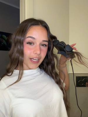 A post by @giuliaabizzarri on TikTok caption: mi preferite mossa o liscia? 🩷 sto amando questo nuovo tool di @ghditalia ✨ #ghdwave #gifted