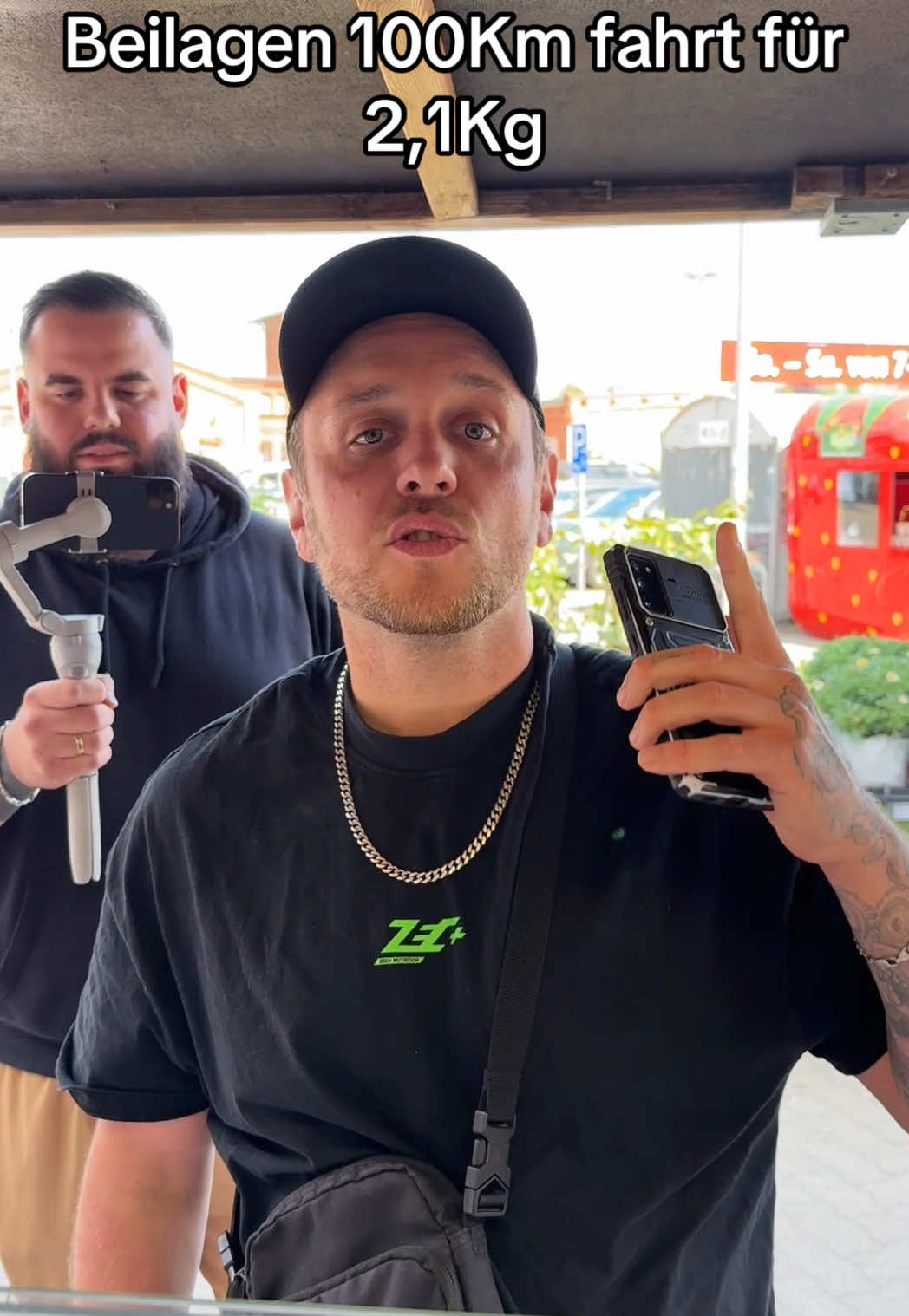 A post by @kurde.der.tiktoker.wurde on TikTok caption: Rene fährt 100Km für 2158Gramm besten Döner bei #kalamatadönerlübeck #döner #viral  