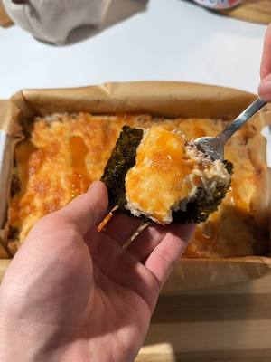 A post by @bulatbeq on TikTok caption: Вкусный ли Трендовый Суши Торт и Стоит ли Его Готовить🤨 #CapCut #рецепт #какприготовить #вкусно #десерт #булатбек #суши #сушиторт #трендовыерецепты #огурцы 