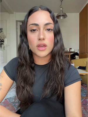 A post by @samiabiche on TikTok caption: je peine déjà à savoir qui je suis alors lire des inconnus en parler à ma place, c’est encore plus déroutant 