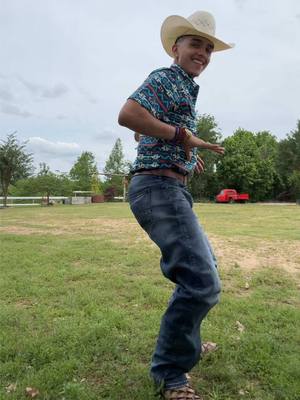 A post by @justdamian58 on TikTok caption: “Tiene un bonbon asesino” 😍🔥 @Jobes_Hats #baile #cumbia 