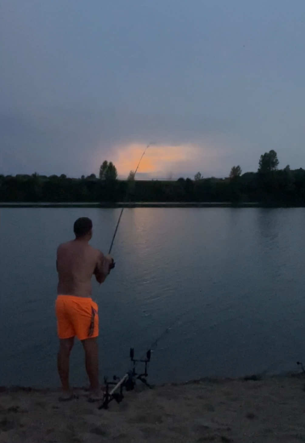 A post by @julien_josselin_scale on TikTok caption: La touche habituelle juste avant l’orage ! ⛈️ #carpfishinglife #carpfish #fishing #carpe #peche #poisson #fish #angler #pecheur #pechecarpe #carprun #karp #lake #bigfish #lakefishing #summer #storm #naturevibes #nature #france #foryou