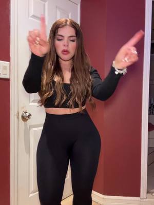 A post by @lupitacardoza4 on TikTok caption: Que se mueva como tú 🩷