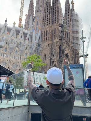 A post by @soyrickysv on TikTok caption: 📍Sagrada Familia Barcelona 🇪🇸