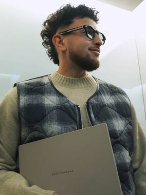 A post by @riadhlevrai on TikTok caption: POV: Tu as réponse à tout 🤣🤣🤣 Le ASUS zenbook A14 vraiment pépite, il est léger, la batterie est hyper performante et il y a une IA intégré qui t’aide à répondre à toutes tes questions ( et à celles des autres aussi 😂) #collaborationcommerciale 